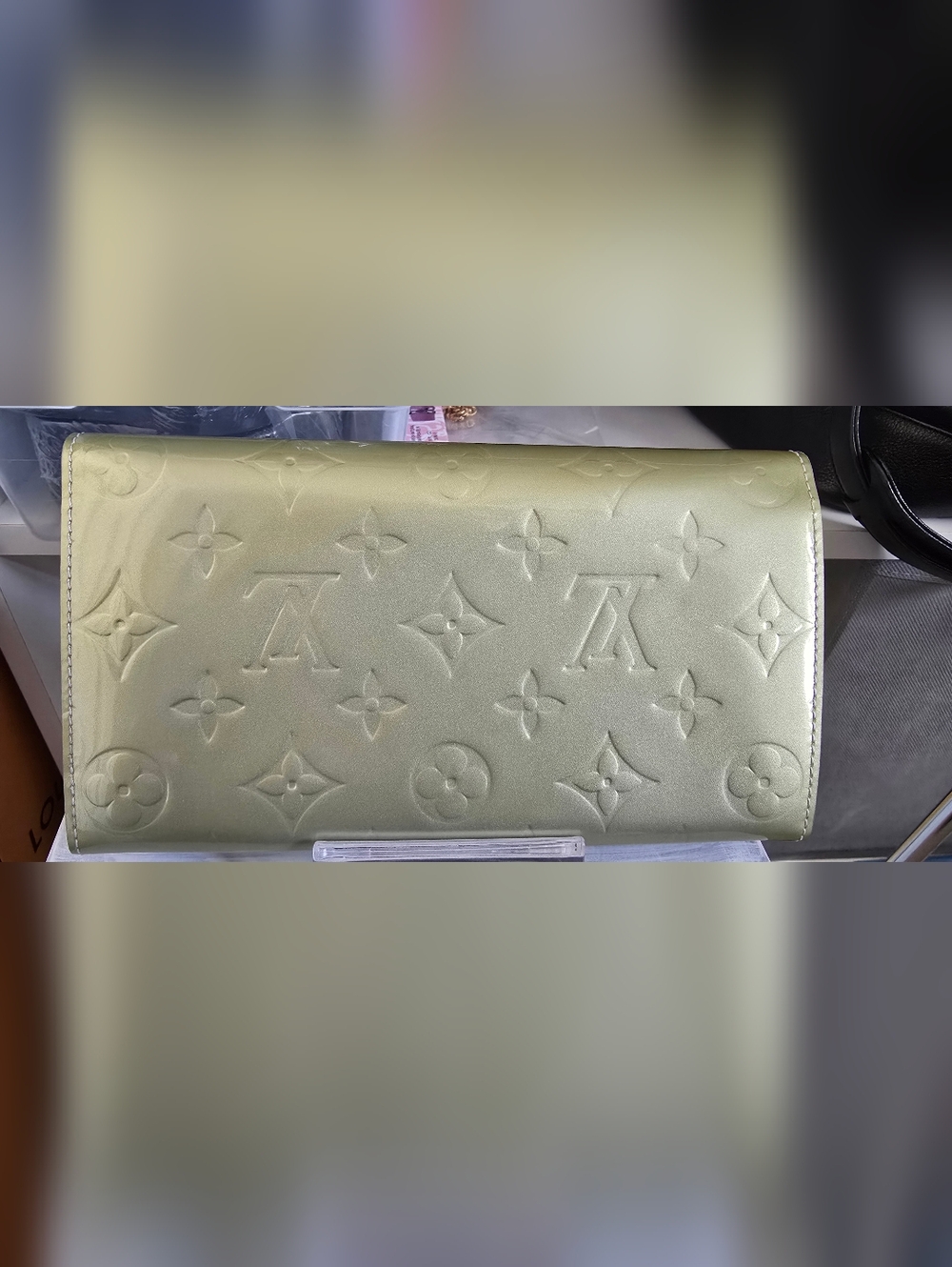 🛑SOLD🛑 Louis Vuitton Light Green Monogram Vernis Fold Wallet - Picture 2 of 3